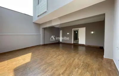 Casa assobradada com dois dormitórios no centro da cidade de santa bárbara d'oeste.