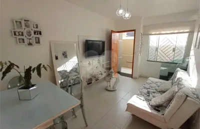 O imóvel tem 2 suítes com armários embutidos, um deles com sacadinha e box blindex  (tucuruvi)