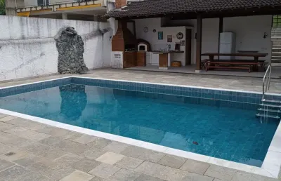 Vende-se casa com 4 suítes, 2 com closet, 4 vagas de garagem, piscina, no horto florestal