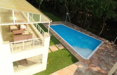 Casa condominio fechado no horto com quintal grande e piscina