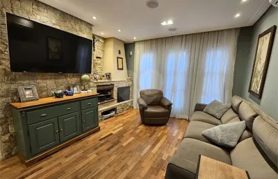 Casa térrea reformada em rua arborizada – conforto, tecnologia e estilo!