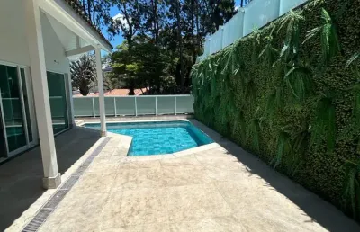Casa em condomínio fechado de alto padrão, 4 suítes e 4 vagas, piscina e churrasqueira privativa