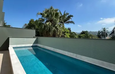 Casa nova em condomínio fechado, 4 suítes, 4 vagas e piscina privativa e churrasqueira, terraço.