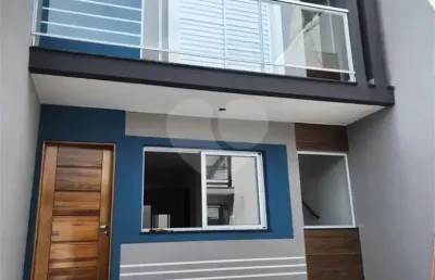 Sobrado novo com 3 suítes amplas, sacada em vidro verde, porcelanato e janelas de alumínio. qualidade e estilo para sua nova casa!