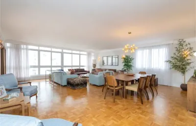 Este impecável apartamento de 214m² porteira fechada!