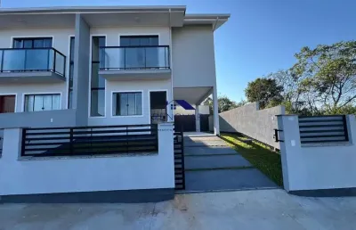 Sobrado com 03 quartos, suíte com sacada e garagem coberta – são josé/sc