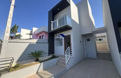 Sobrado com 2 suítes, lavabo e garagem privativa em são josé/sc