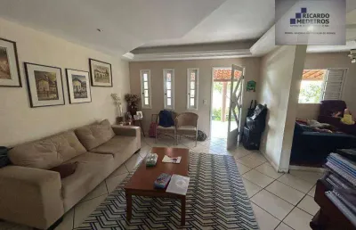 Casa de 700 m² de área total e 300m² de área construída, com 4 suítes, itapuan