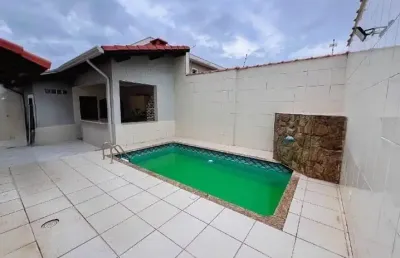 Casa alto padrão com piscina e 3 suítes – mobiliada e pronta para morar!