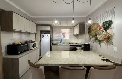 Apartamento mobiliado - dois quartos e vaga no centro