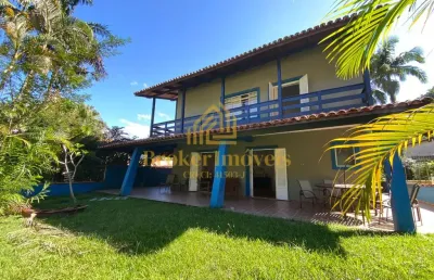 Sobrado estilo rústico em condomínio na martim de sá, à 400 metros do mar.