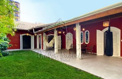 Lindíssima casa estilo colonial na martim de sá, à 50 metros do mar, com muito potencial para pousada!