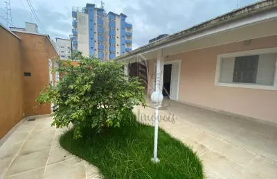 Linda casa térrea na martim de sá a 500 metros da praia