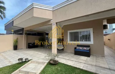 Casa térrea com 3 dormitórios, sendo uma suíte, piscina e churrasqueira no massaguaçú.