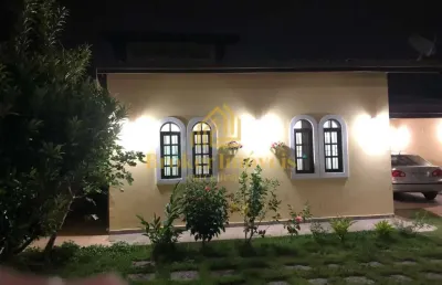 Linda casa térrea, com jardim, árvores frutíferas e gramado, localizada no jardim britânia em caraguatatuba, a 70 metros do mar