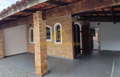 Excelente terreno com duas casas e amplo espaço nos fundos ótima localização!
