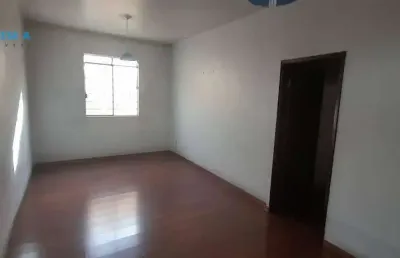 Classe a imóveis apresenta: casa espaçosa e aconchegante no carlos prates!