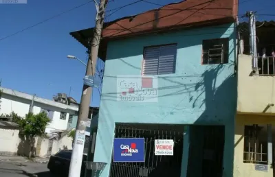 Imóvel bom para renda com três moradias,rua residencial.
