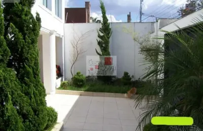 Sobrado bem localizado, próximo a padaria e outros comércios.
