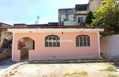 Terreno espaçoso com casa e quitinetes já construídas