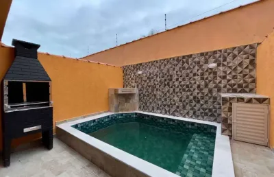 Casa em condomínio com piscina e churrasqueira em cada casa.
