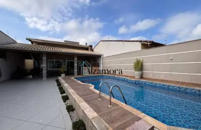 Casa com piscina a venda, perto da praia em itanhaém.