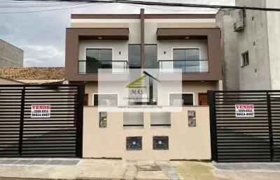 Excelente sobrado novo à venda, com 2 suítes e piscina