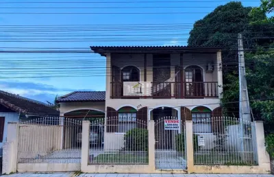 Amplo sobrado à venda em barreiros, em excelente localização.