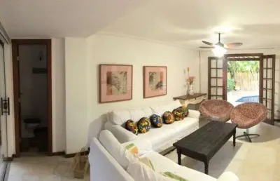 Praia do forte - casa em condominio fechado, com 03 suites, metragem total 312m2.