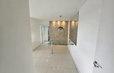 Apartamento de 2 quartos, 1 suíte, varanda, no condomínio città de lauro de freitas!