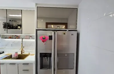 Apartamento de 2 quartos, 1 suíte, varanda, no condomínio città de lauro de freitas.