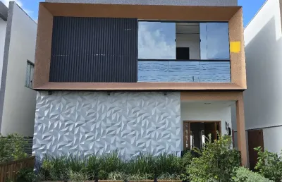 Casa duplex em condomínio fechado -  4 quartos, 2 suítes, 2 vagas em abrantes - camaçari
