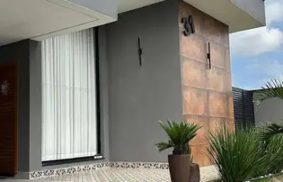 Casa com planejados e espaçosa - condomínio terras do vale
