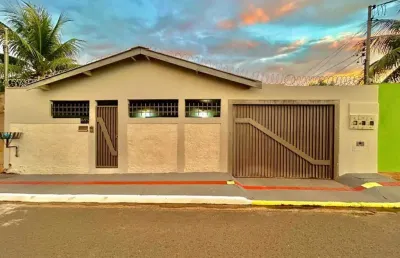 Excelente casa no bairro tijuca com amplo espaço de terreno