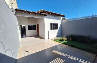 Casa 1 suite, 2 quartos com área gourmet e mini piscina