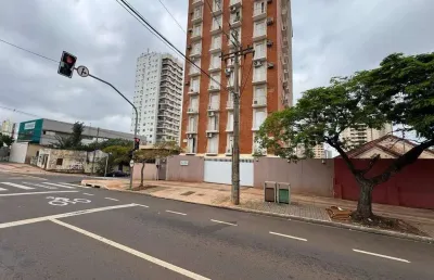 Apartamento central com três quartos sendo um suíte.