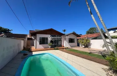 Casa com 3 quartos à venda na servidão do mar grosso, 89, campeche, florianópolis, 120 m2 por r$ 2.225.000