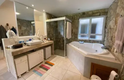 Casa com 2 quartos à venda na rua luiz henrique rosa, 82, lagoa da conceição, florianópolis, 140 m2 por r$ 1.650.000