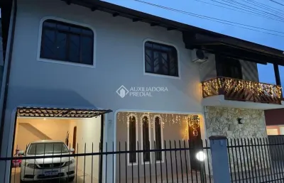 Casa com 3 quartos à venda na rua gregório constâncio, 27, praia joão rosa, biguaçu, 220 m2 por r$ 658.000