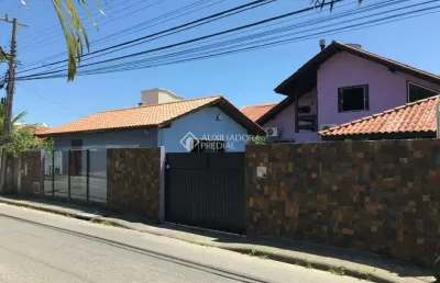 Casa com 4 quartos à venda na rua josé elias lopes, 77, campeche, florianópolis, 106 m2 por r$ 1.325.000