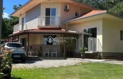 Casa com 4 quartos à venda na servidão miramar, 91, ribeirão da ilha, florianópolis, 150 m2 por r$ 975.000