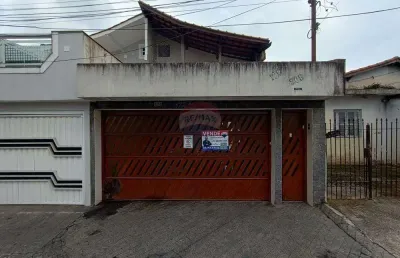 Belíssimo sobrado de 226 m², com edícula completa, 2 salas, lavabo, 3 dormitórios, sendo 1 suite máster com varanda, 2 vagas de garagem, churrasqueira
