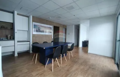 Salas integradas com total de 76,77 m², acabamento de alto padrão, decorada, com 3 salas, recepção, copa