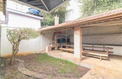 Sua casa térrea dos sonhos com 312 m² de conforto, espaço e lazer completo com churrasqueira, forno a lenha e de pizza