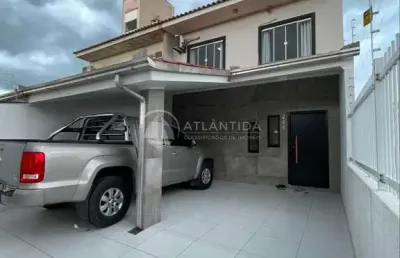 Sobrado 3 dormitórios e pátio externo - centro - camboriú!