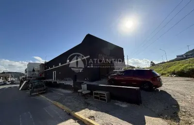 Galpão comercial de 300m² em reforma — excelente ponto logístico
