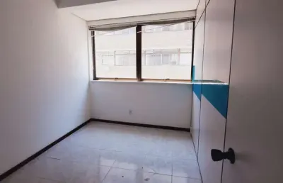 Sala comercial para alugar na rua doutor flores, 263, centro histórico, porto alegre por r$ 1.221