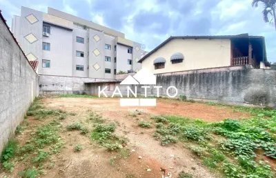 Terreno plano, murado, 310 m2 na primeira quadra do quintas das avenidas