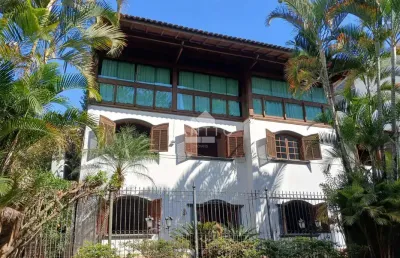 Casa triplex no alto dos passos com área gourmet e piscina. linda casa