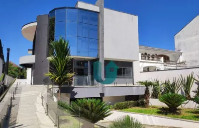 Casa triplex de rua, semi-mobiliada, com 4 suites, múltiplas salas, piscina e 10 vagas - jardim social